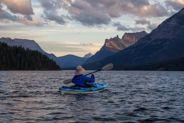 Abenteuerliche Kajakfahrt Auf Dem Glacier Lake Inmitten Der Wunderschönen Kanadischen — Stockfoto
