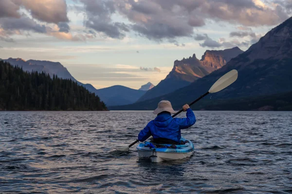 Hombre Aventurero Kayak Lago Glaciar Rodeado Las Hermosas Montañas Rocosas —  Fotos de Stock