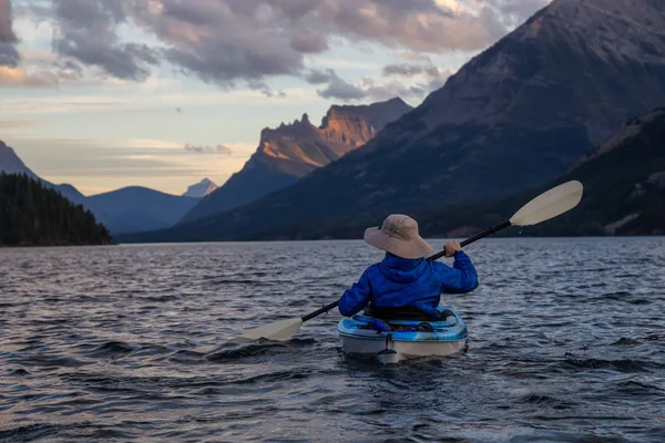 Adventuroso Man Kayak Nel Lago Dei Ghiacciai Circondato Dalle Splendide — Foto Stock
