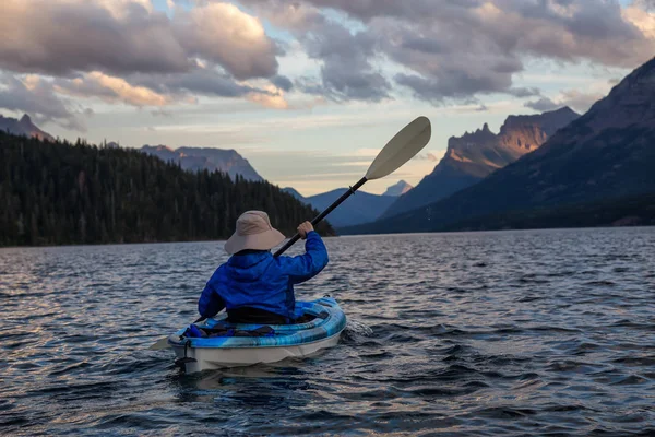 Kalandos Férfi Kajakozás Gleccser Tóban Körülvéve Gyönyörű Kanadai Sziklás Hegységben — Stock Fotó