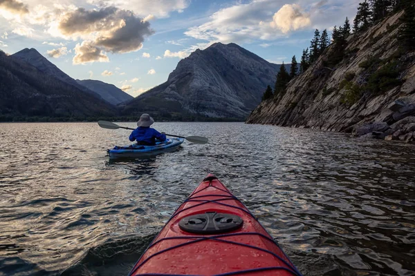 Hombre Aventurero Kayak Lago Glaciar Rodeado Las Hermosas Montañas Rocosas — Foto de Stock