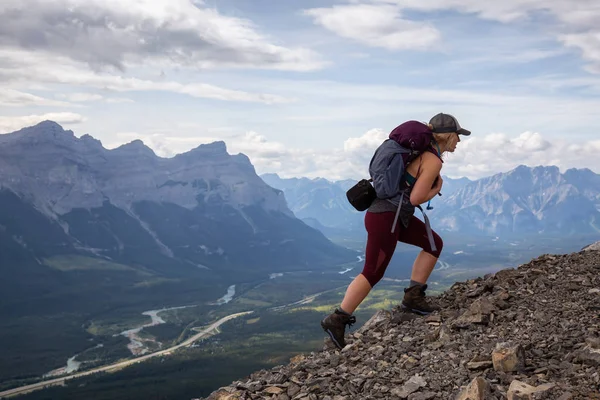Maceracı Kız bulutlu ve yağmurlu bir gün boyunca kayalık bir dağkadar yürüyüş olduğunu. Lady Macdonald, Canmore, Alberta, Kanada'dan alındı.