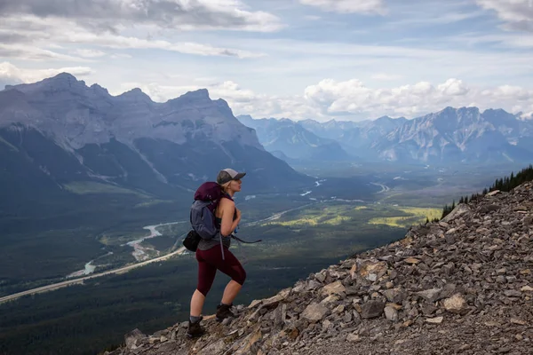Maceracı Kız bulutlu ve yağmurlu bir gün boyunca kayalık bir dağkadar yürüyüş olduğunu. Lady Macdonald, Canmore, Alberta, Kanada'dan alındı.