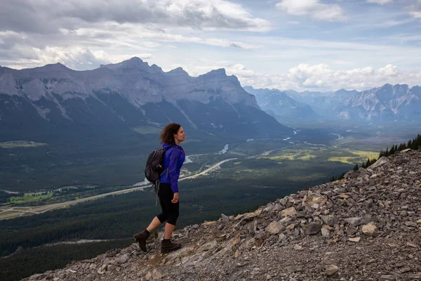 Chica Aventurera Está Subiendo Una Montaña Rocosa Durante Día Nublado — Foto de Stock