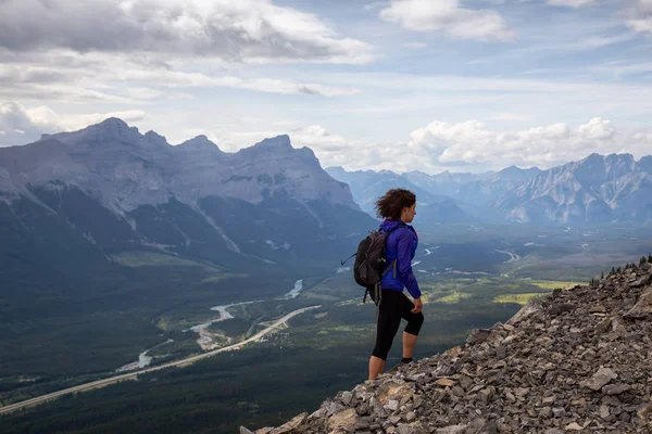 Adventurous Girl Está Caminhando Até Uma Montanha Rochosa Durante Dia — Fotografia de Stock