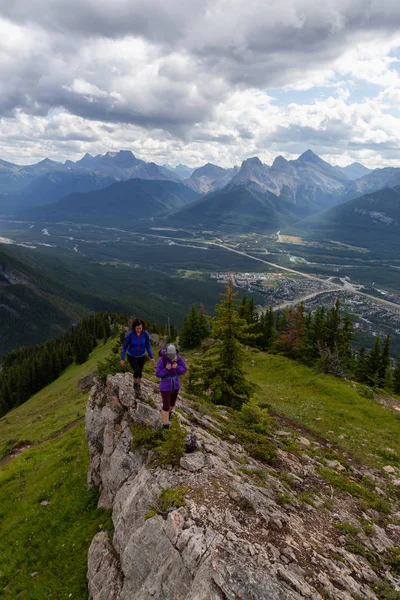 Maceracı Kız bulutlu ve yağmurlu bir gün boyunca kayalık bir dağkadar yürüyüş olduğunu. Lady Macdonald, Canmore, Alberta, Kanada'dan alındı.