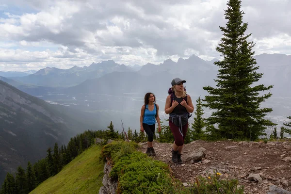 Maceracı Kız bulutlu ve yağmurlu bir gün boyunca kayalık bir dağkadar yürüyüş olduğunu. Lady Macdonald, Canmore, Alberta, Kanada'dan alındı.