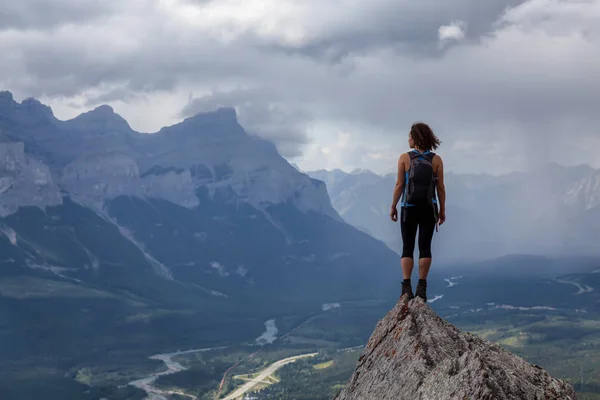 冒险的白种女孩在阴天和雨天徒步上岩石山 取自加拿大阿尔伯塔省坎莫尔的麦克唐纳山 — 图库照片