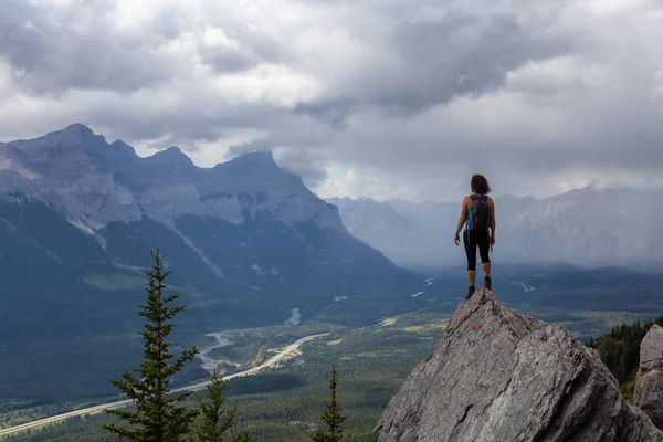 Aventurera Chica Caucásica Está Subiendo Una Montaña Rocosa Durante Día — Foto de Stock