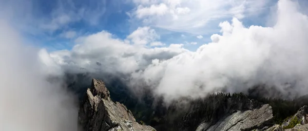 Krásný Panoramatický Pohled Kanadskou Horu Krajiny Během Oblačné Letní Noci — Stock fotografie