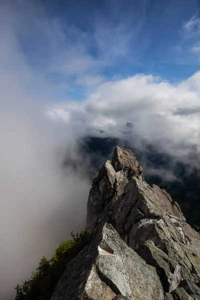 Bulutlu bir yaz sabahı sırasında Kanada Dağ Manzara Güzel Görünümü. Crown Mountain, North Vancouver, British Columbia, Kanada'da ele alındı.