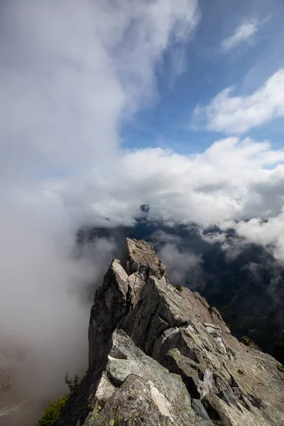 Hermosa Vista Del Paisaje Montañoso Canadiense Durante Una Mañana Nublada —  Fotos de Stock