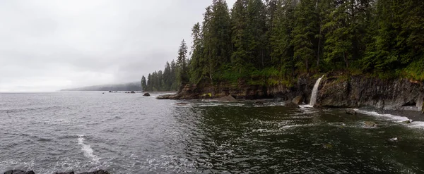 Sisli ve yağmurlu bir yaz gününde Juan de Fuca Trail şelale ile kayalık bir sahil güzel Panoramik Görünümü. Sombrio Beach'te, Port Renfrew yakınlarında, Vancouver Adası, Bc, Kanada.