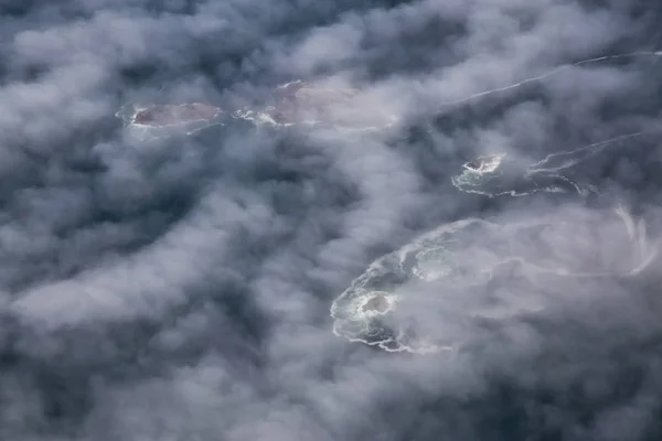 Vista Aérea Cima Das Ilhas Rochosas Cobertas Nuvens Nevoeiro Perto — Fotografia de Stock
