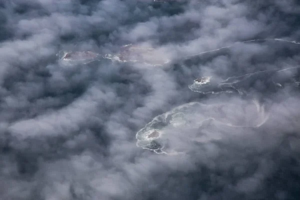 Batı Pasifik Okyanusu Kıyısı Yakınlarındaki Bulutlar Sis Kaplı Rocky Adaları — Stok fotoğraf