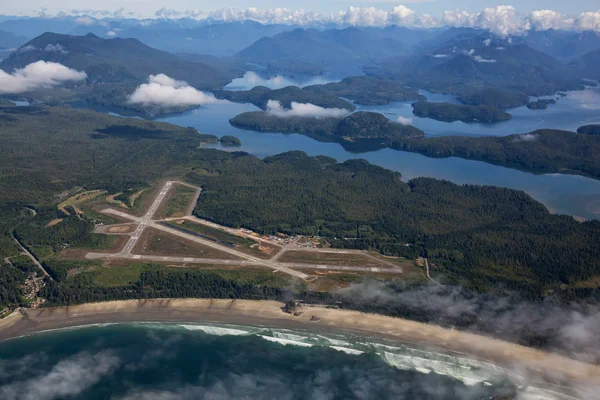 Canlı bir yaz sabahı Tofino Long Beach Havaalanı havadan görünümü. Vancouver Adası Pasifik Kıyısında bulunan, British Columbia, Kanada.