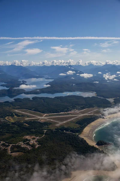 Canlı bir yaz sabahı Tofino Long Beach Havaalanı havadan görünümü. Vancouver Adası Pasifik Kıyısında bulunan, British Columbia, Kanada.