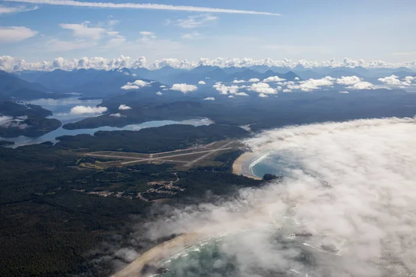 Canlı bir yaz sabahı Tofino Long Beach Havaalanı havadan görünümü. Vancouver Adası Pasifik Kıyısında bulunan, British Columbia, Kanada.