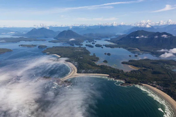 Güneşli bir yaz sabahı Pasifik Okyanusu Kıyısında güzel Plaj havadan görünümü. Tofino, Vancouver Island, British Columbia, Kanada'da çekildi.