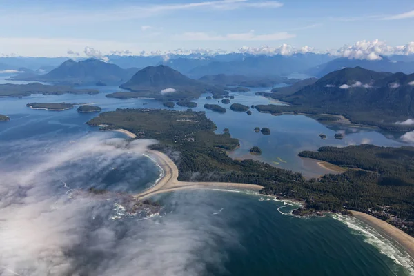 Güneşli bir yaz sabahı Pasifik Okyanusu Kıyısında güzel Plaj havadan görünümü. Tofino, Vancouver Island, British Columbia, Kanada'da çekildi.