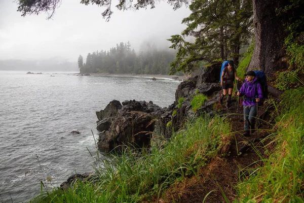 Des Amis Aventureux Font Randonnée Sur Sentier Juan Fuca Jusqu — Photo