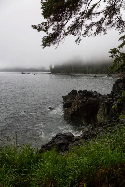 Bir yaz gün batımı sırasında Juan de Fuca Trail üzerinde kayalık bir plaj Güzel Görünümü. Sombrio Beach'te, Port Renfrew yakınlarında, Vancouver Adası, Bc, Kanada.
