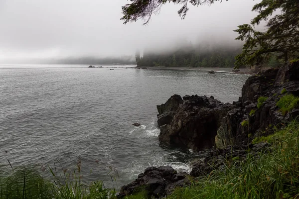 Bir yaz gün batımı sırasında Juan de Fuca Trail üzerinde kayalık bir plaj Güzel Görünümü. Sombrio Beach'te, Port Renfrew yakınlarında, Vancouver Adası, Bc, Kanada.