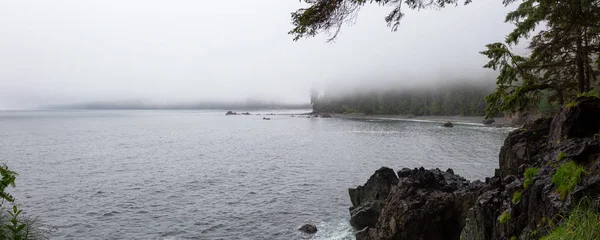 Yaz gün batımı sırasında Juan de Fuca Trail üzerinde kayalık bir plaj güzel Panoramik Görünümü. Sombrio Beach'te, Port Renfrew yakınlarında, Vancouver Adası, Bc, Kanada.