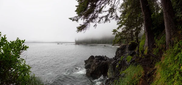 Yaz gün batımı sırasında Juan de Fuca Trail üzerinde kayalık bir plaj güzel Panoramik Görünümü. Sombrio Beach'te, Port Renfrew yakınlarında, Vancouver Adası, Bc, Kanada.
