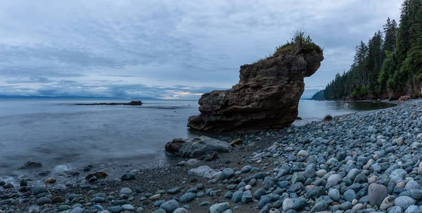 Bir yaz gün batımı sırasında Juan de Fuca Trail üzerinde kayalık bir plaj Güzel Görünümü. Chin Beach'te, Port Renfrew yakınlarında, Vancouver Adası, Bc, Kanada.