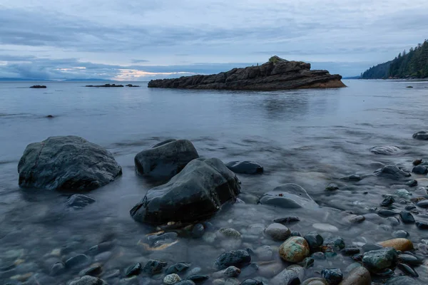 Bir yaz gün batımı sırasında Juan de Fuca Trail üzerinde kayalık bir plaj Güzel Görünümü. Chin Beach'te, Port Renfrew yakınlarında, Vancouver Adası, Bc, Kanada.