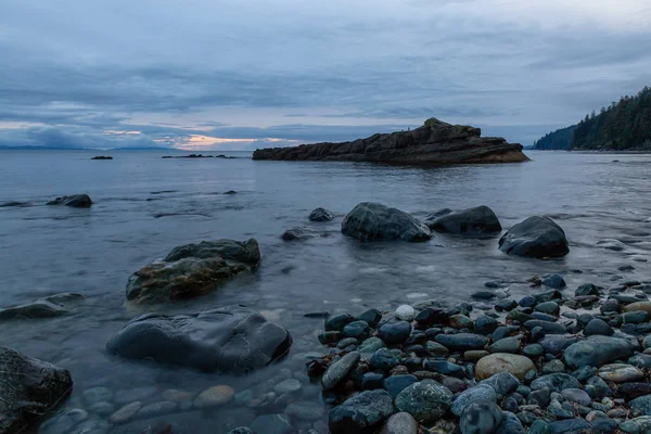 Bir yaz gün batımı sırasında Juan de Fuca Trail üzerinde kayalık bir plaj Güzel Görünümü. Chin Beach'te, Port Renfrew yakınlarında, Vancouver Adası, Bc, Kanada.