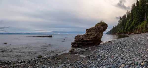 Yaz gün batımı sırasında Juan de Fuca Trail üzerinde kayalık bir plaj güzel Panoramik Görünümü. Chin Beach'te, Port Renfrew yakınlarında, Vancouver Adası, Bc, Kanada.