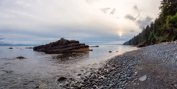 Yaz gün batımı sırasında Juan de Fuca Trail üzerinde kayalık bir plaj güzel Panoramik Görünümü. Chin Beach'te, Port Renfrew yakınlarında, Vancouver Adası, Bc, Kanada.