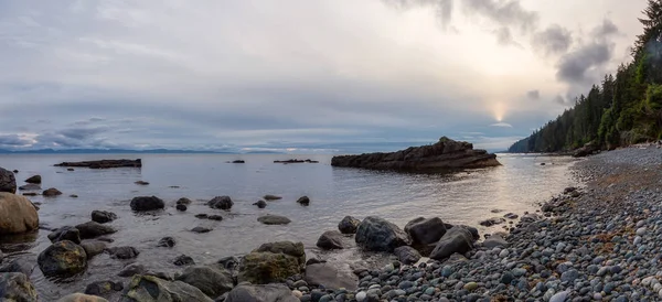 Yaz gün batımı sırasında Juan de Fuca Trail üzerinde kayalık bir plaj güzel Panoramik Görünümü. Chin Beach'te, Port Renfrew yakınlarında, Vancouver Adası, Bc, Kanada.