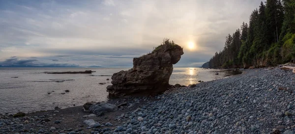 Yaz gün batımı sırasında Juan de Fuca Trail üzerinde kayalık bir plaj güzel Panoramik Görünümü. Chin Beach'te, Port Renfrew yakınlarında, Vancouver Adası, Bc, Kanada.