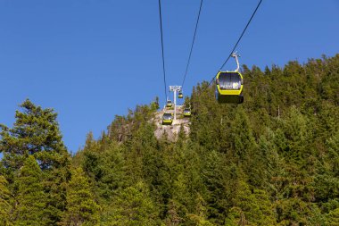 Squamish, British Columbia, Kanada - 4 Ağustos 2019: Güneşli bir yaz gününde Arka Planda Howe Sound ile Gökyüzü Gondol'a Denizin Güzel Görünümü.