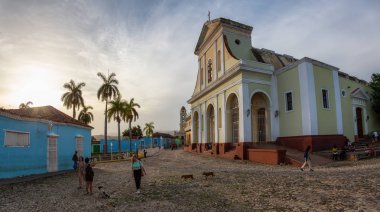 Trinidad, Küba - 12 Haziran 2019: Plaza Mayor'daki Katolik Kilisesi'nin renkli gün batımısırasında panoramik manzarası.