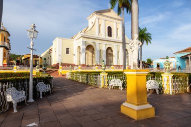 Trinidad, Küba - 12 Haziran 2019: Renkli bir gün batımı sırasında Plaza Mayor bir Katolik Kilisesi Güzel Görünümü.