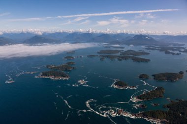 Güneşli bir yaz sabahı arka planda Kıyı Dağları ile Güzel Pasifik Okyanusu Kıyısı Havadan Manzara Görünümü. Tofino ve Ucluelet yakınlarında çekilmiş, Vancouver Adası, British Columbia, Kanada.