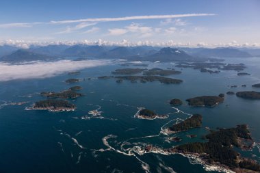 Güneşli bir yaz sabahı arka planda Kıyı Dağları ile Güzel Pasifik Okyanusu Kıyısı Havadan Manzara Görünümü. Tofino ve Ucluelet yakınlarında çekilmiş, Vancouver Adası, British Columbia, Kanada.