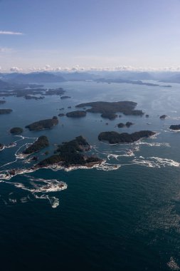 Güneşli bir yaz sabahı arka planda Kıyı Dağları ile Güzel Pasifik Okyanusu Kıyısı Havadan Manzara Görünümü. Tofino ve Ucluelet yakınlarında çekilmiş, Vancouver Adası, British Columbia, Kanada.