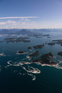Güneşli bir yaz sabahı arka planda Kıyı Dağları ile Güzel Pasifik Okyanusu Kıyısı Havadan Manzara Görünümü. Tofino ve Ucluelet yakınlarında çekilmiş, Vancouver Adası, British Columbia, Kanada.