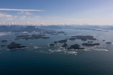 Güneşli bir yaz sabahı arka planda Kıyı Dağları ile Güzel Pasifik Okyanusu Kıyısı Havadan Manzara Görünümü. Tofino ve Ucluelet yakınlarında çekilmiş, Vancouver Adası, British Columbia, Kanada.