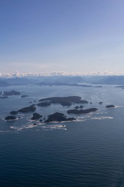 Güneşli bir yaz sabahı arka planda Kıyı Dağları ile Güzel Pasifik Okyanusu Kıyısı Havadan Manzara Görünümü. Tofino ve Ucluelet yakınlarında çekilmiş, Vancouver Adası, British Columbia, Kanada.
