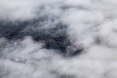 Batı Pasifik Okyanusu Sahili'nde Bulutlar ve Sis kaplı güzel bir kayalık plaj Yukarıdan Aerial View. Vancouver Adası'nda Tofino ve Ucluelet yakınlarında çekilmiş, Bc, Kanada.