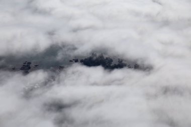 Batı Pasifik Okyanusu Sahili'nde Bulutlar ve Sis kaplı güzel bir kayalık plaj Yukarıdan Aerial View. Vancouver Adası'nda Tofino ve Ucluelet yakınlarında çekilmiş, Bc, Kanada.
