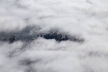 Batı Pasifik Okyanusu Sahili'nde Bulutlar ve Sis kaplı güzel bir kayalık plaj Yukarıdan Aerial View. Vancouver Adası'nda Tofino ve Ucluelet yakınlarında çekilmiş, Bc, Kanada.