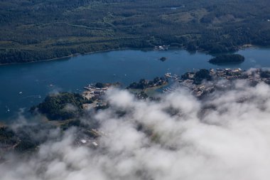 Küçük Bir Kasaba Havadan Görünümü, Ucluelet, Pasifik Okyanusu Kıyısında güneşli bir yaz sabahı bulutlar tarafından kaplı olmak. Vancouver Adası, British Columbia, Kanada'da bulunan.