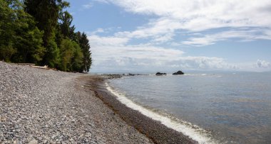 Güneşli ve bulutlu bir yaz günü juan de Fuca Trail üzerinde kayalık bir sahil güzel Panoramik Görünümü. Sombrio Beach'te, Port Renfrew yakınlarında, Vancouver Adası, Bc, Kanada.